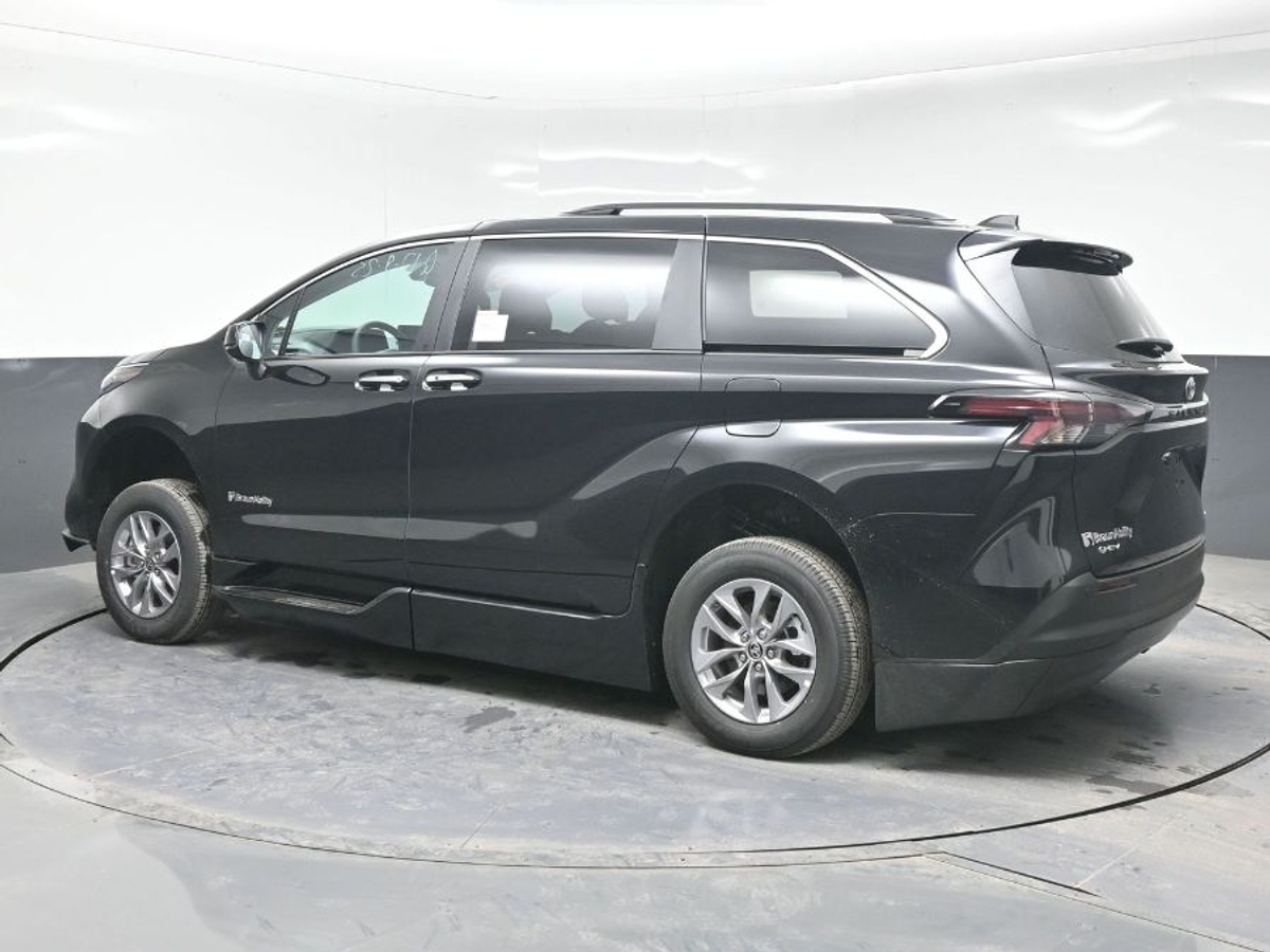 2025 TOYOTA SIENNA - Image 4