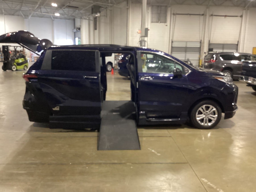 Blue Toyota Sienna image number 4