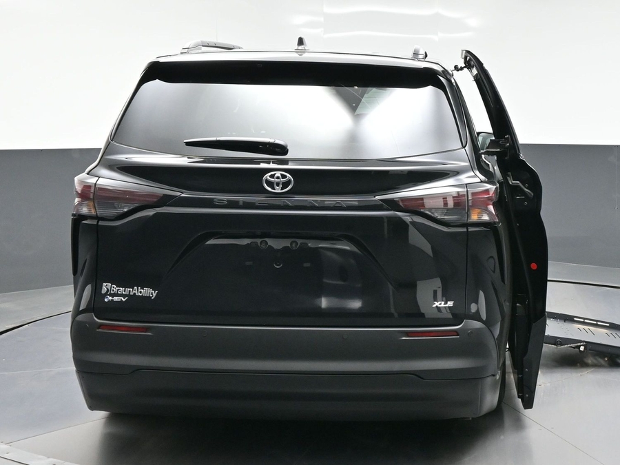 Imagen de la Toyota Sienna negra número 2