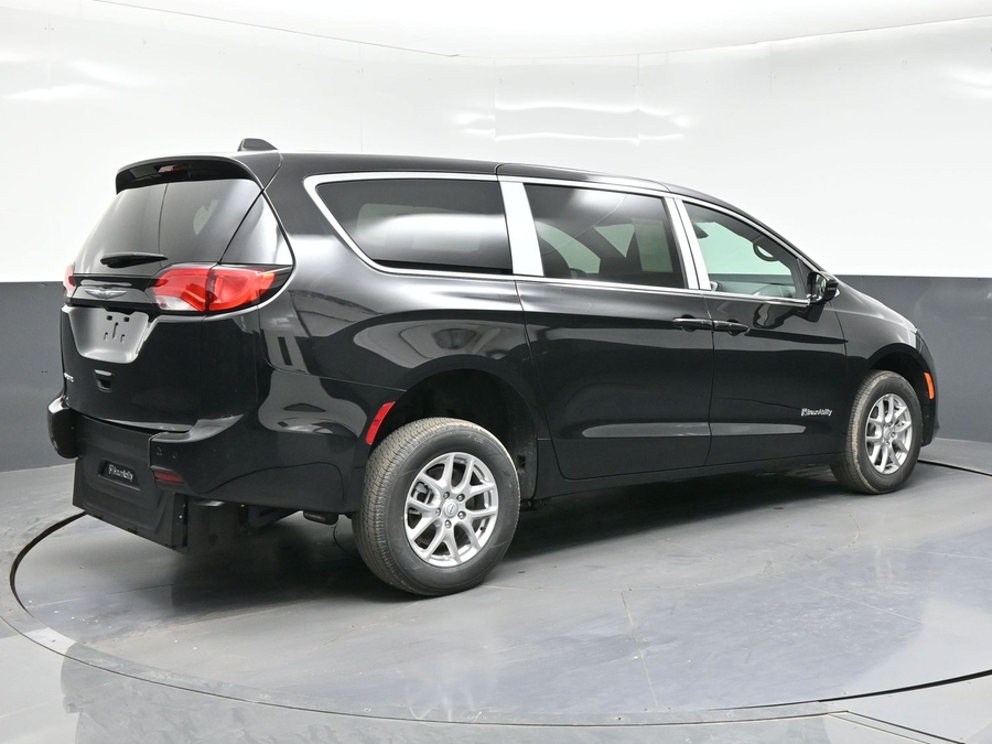 Black Chrysler Voyager image number 4