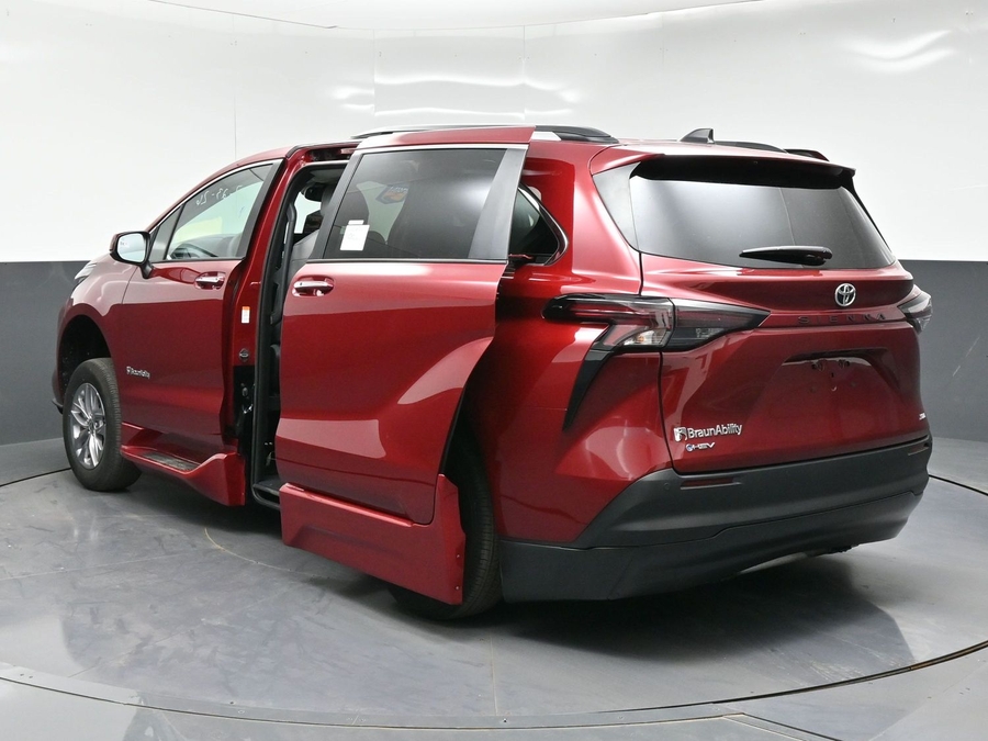 Red Toyota Sienna image number 4