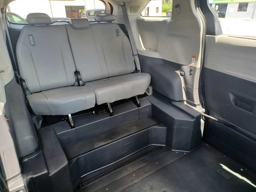 Blue Toyota Sienna image number 17