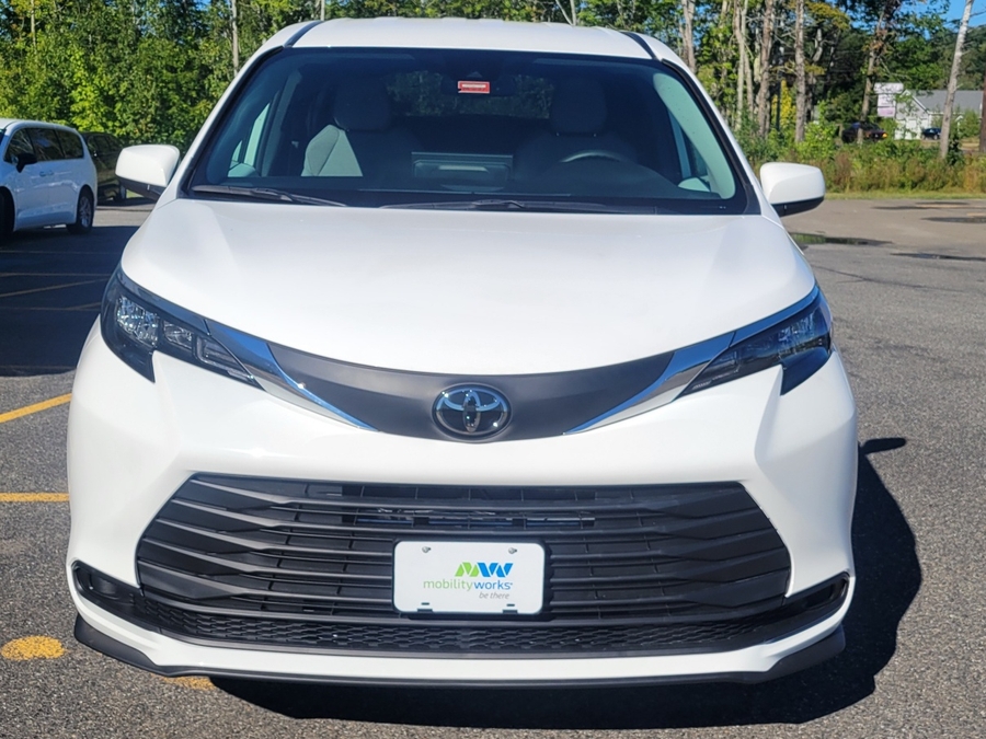 White Toyota Sienna image number 1