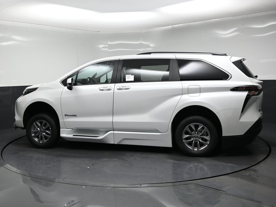 White Toyota Sienna image number 2