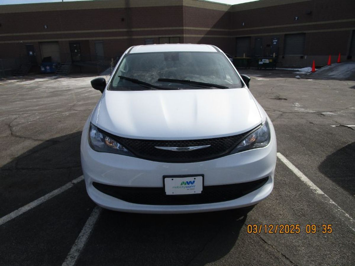 White Chrysler Voyager image number 14
