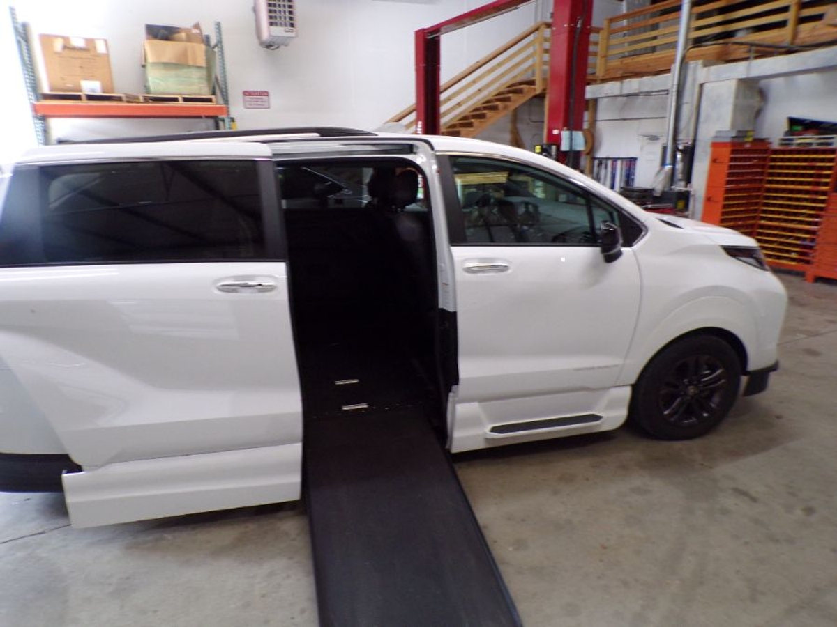 2024 TOYOTA SIENNA - Image 2