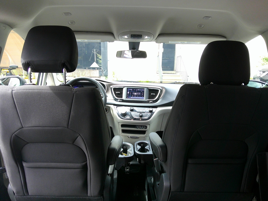 White Chrysler Voyager image number 16