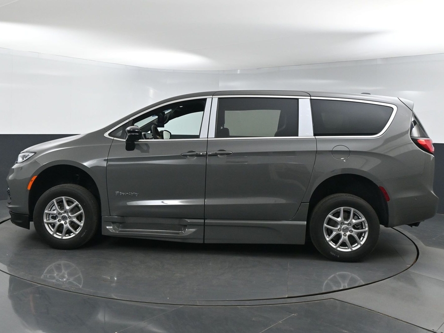 New 2025 Chrysler Pacifica Select Safety - BraunAbility Side Entry Entry Fold Out Automatic Ramp