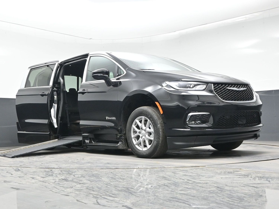Black Chrysler Pacifica image number 15