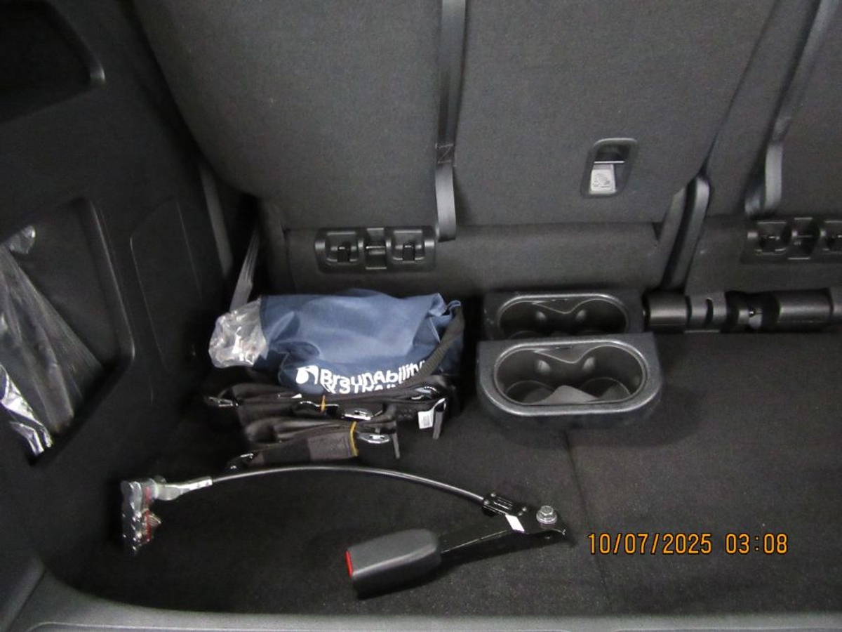 Black Honda Odyssey image number 3