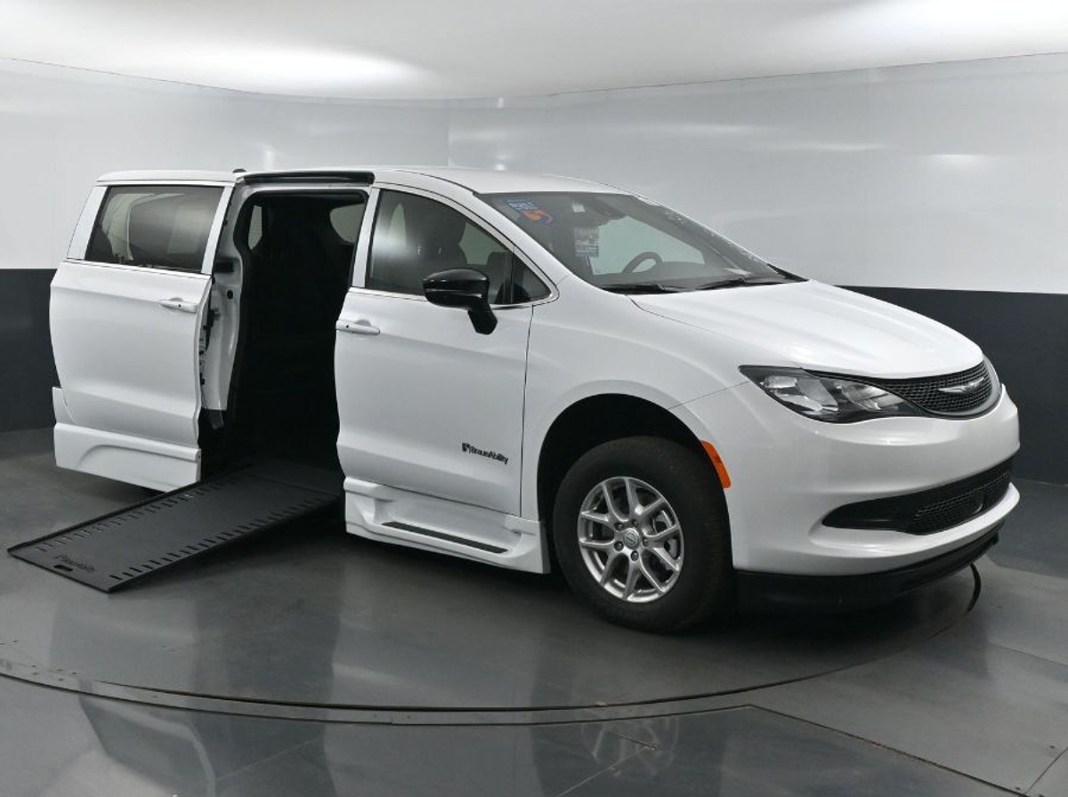 White Chrysler Voyager image number 1