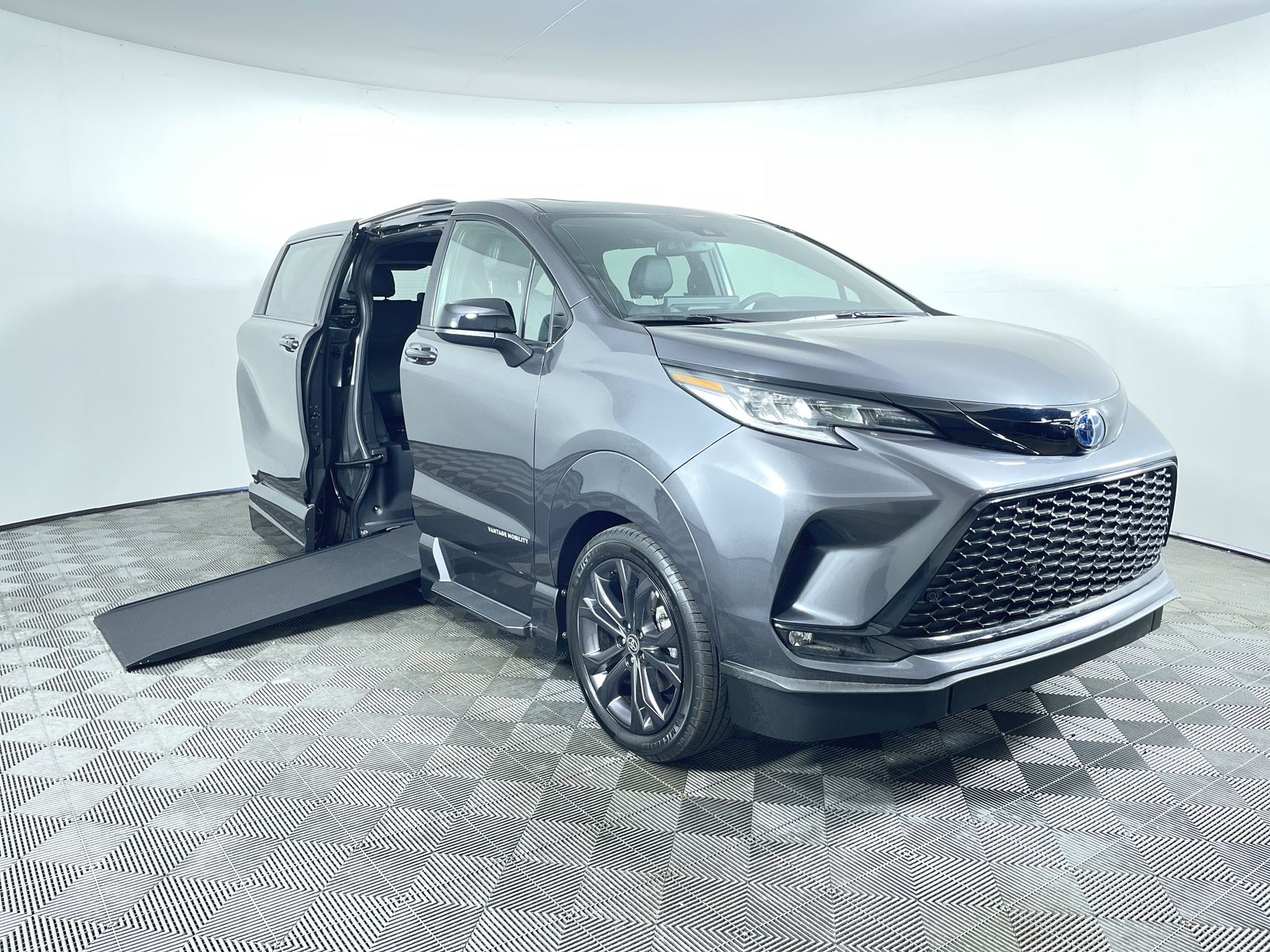2025 Toyota Sienna FWD XSE Plus