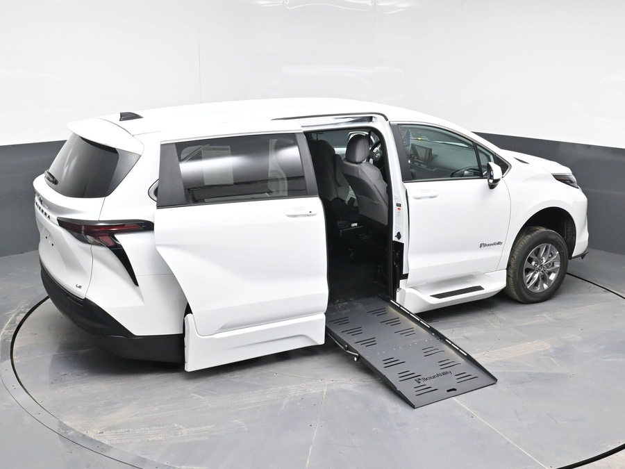 New 2025 Toyota Sienna Hybrid LE - BraunAbility Side Entry Entry Fold Out Automatic Ramp