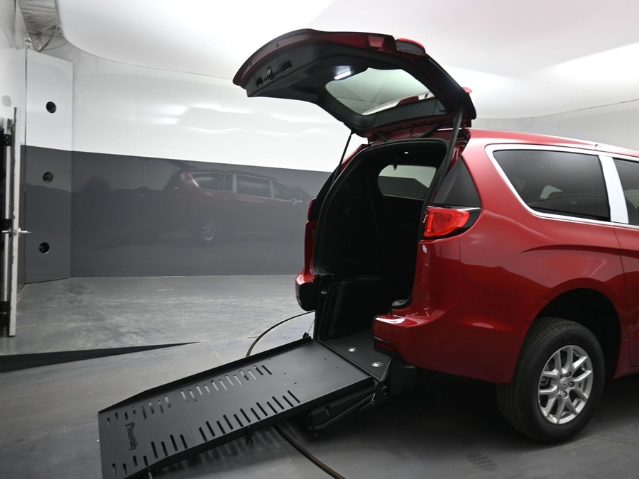 Red Chrysler Voyager image number 10