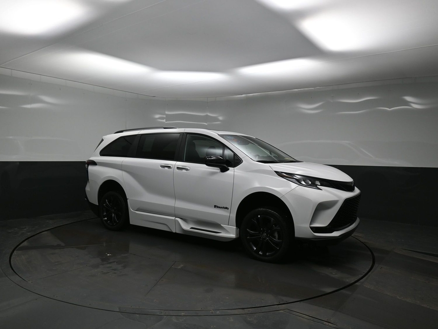 New 2025 Toyota Sienna Hybrid XSE Sport - BraunAbility Side Entry Entry Fold Out Automatic Ramp