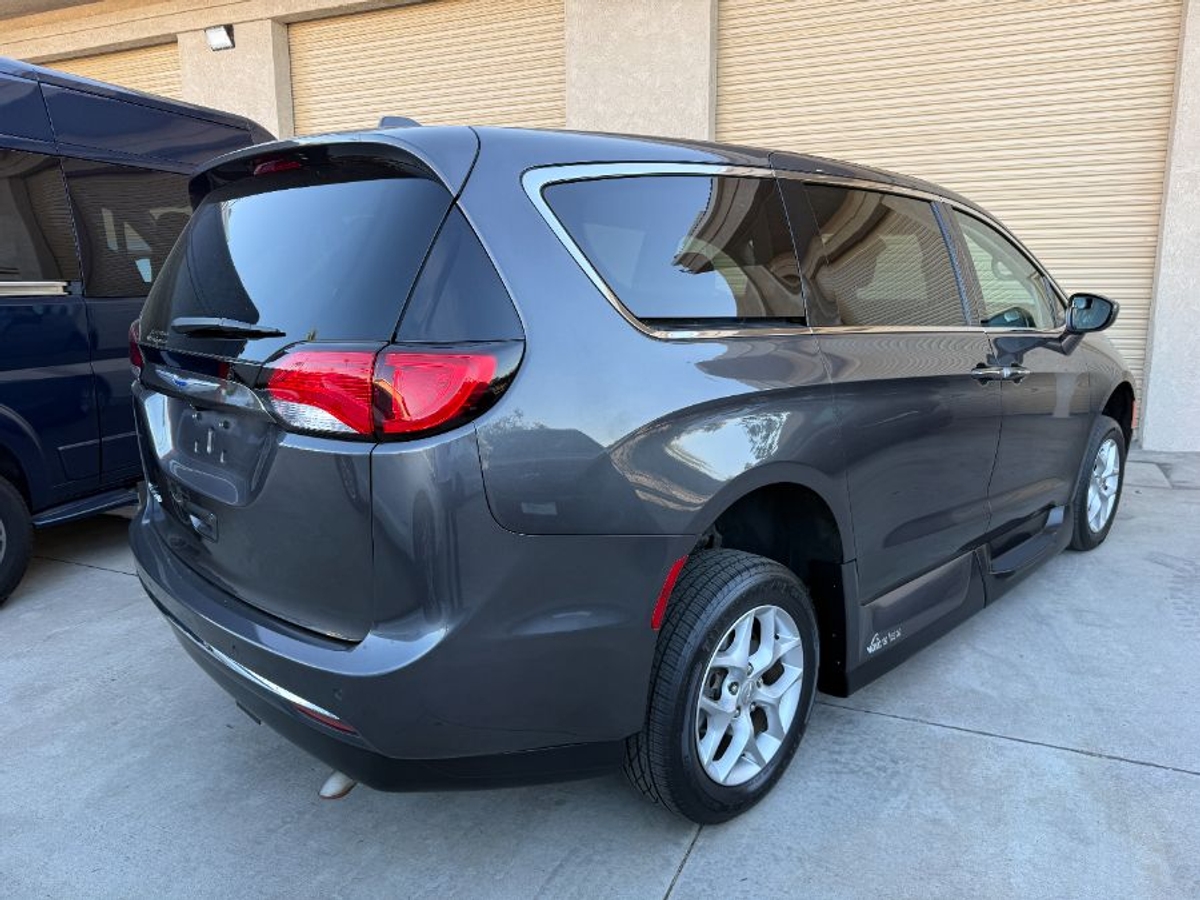 Grey Chrysler Pacifica image number 10
