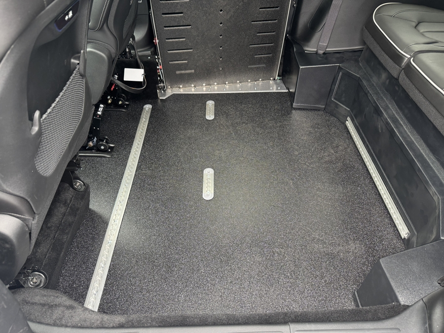 Silver Chrysler Pacifica image number 16