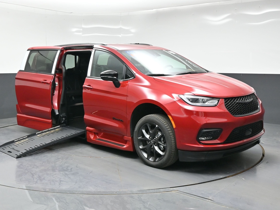 New 2026 Chrysler Pacifica Select Sport - BraunAbility Side Entry Fold Out Automatic Ramp