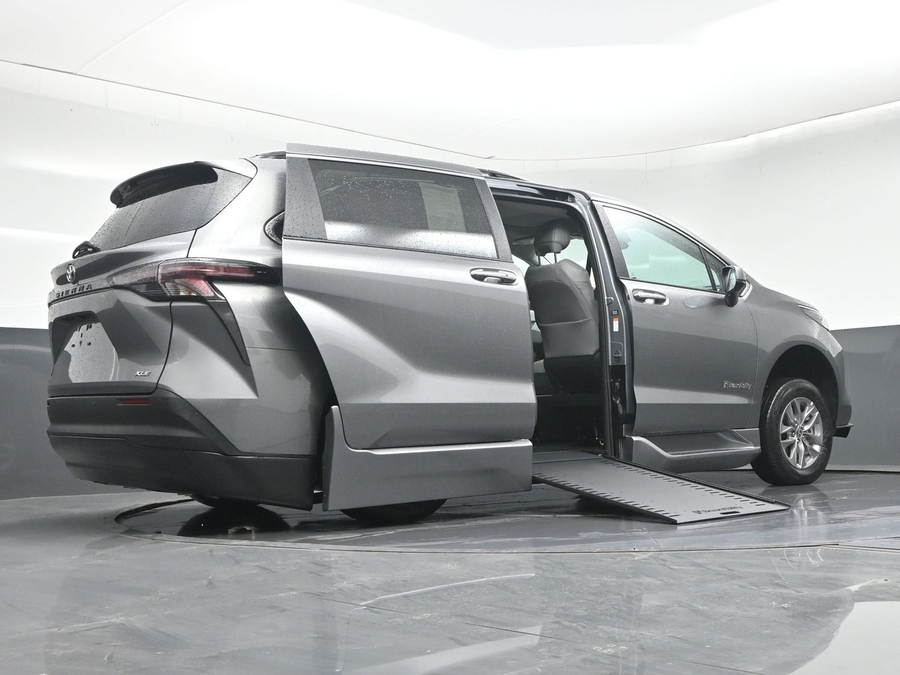 New 2026 Toyota Sienna Hybrid XLE Add - BraunAbility Side Entry In Floor Automatic Ramp