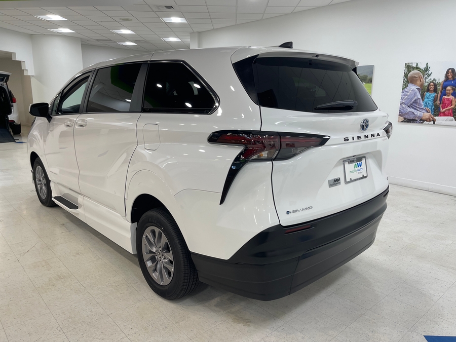White Toyota Sienna image number 8