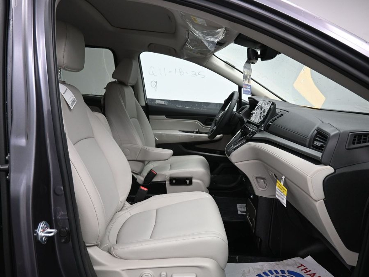 Grey Honda Odyssey image number 8