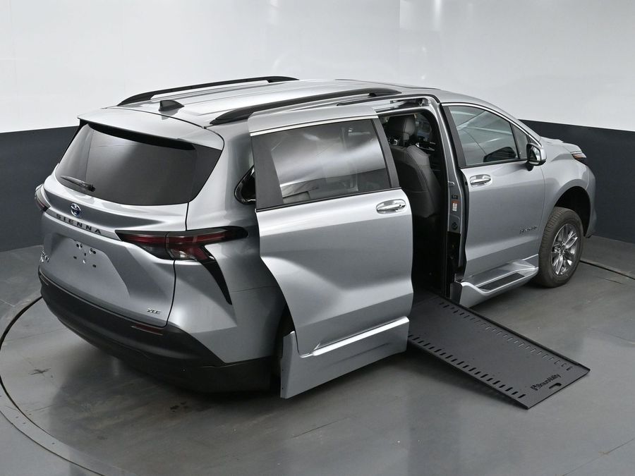 New 2025 Toyota Sienna Hybrid XLE Plus - BraunAbility Side Entry Entry In Floor Automatic Ramp