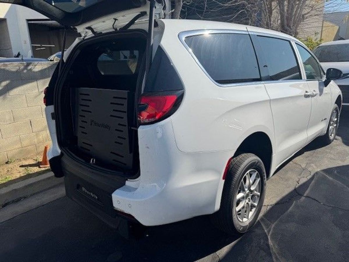 White Chrysler Voyager image number 9