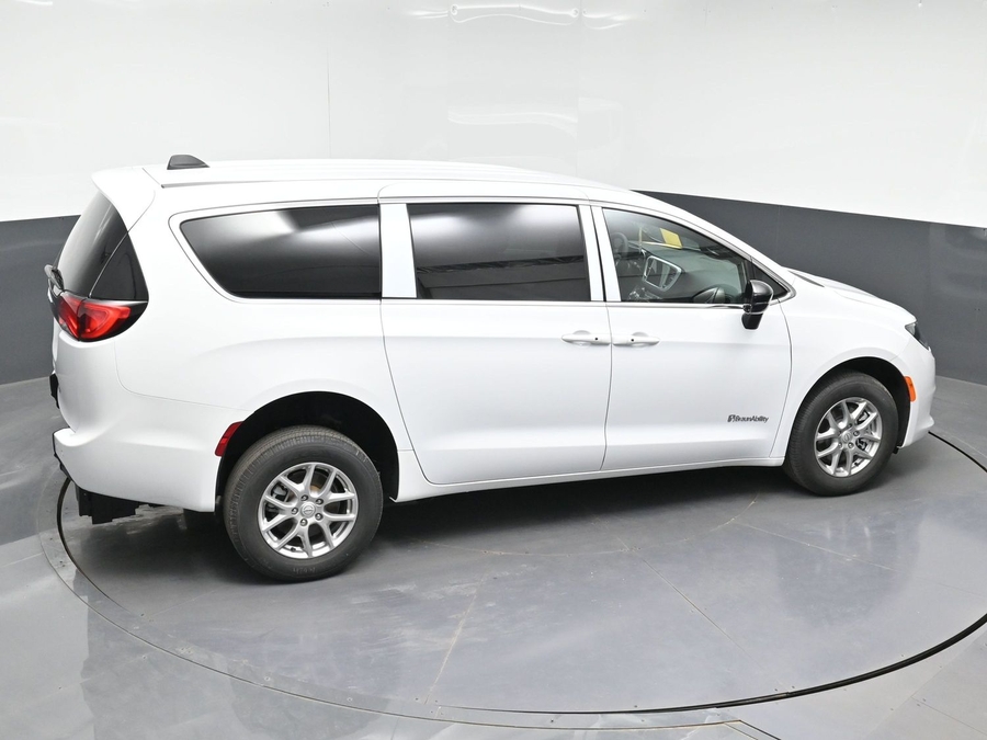 White Chrysler Voyager image number 24