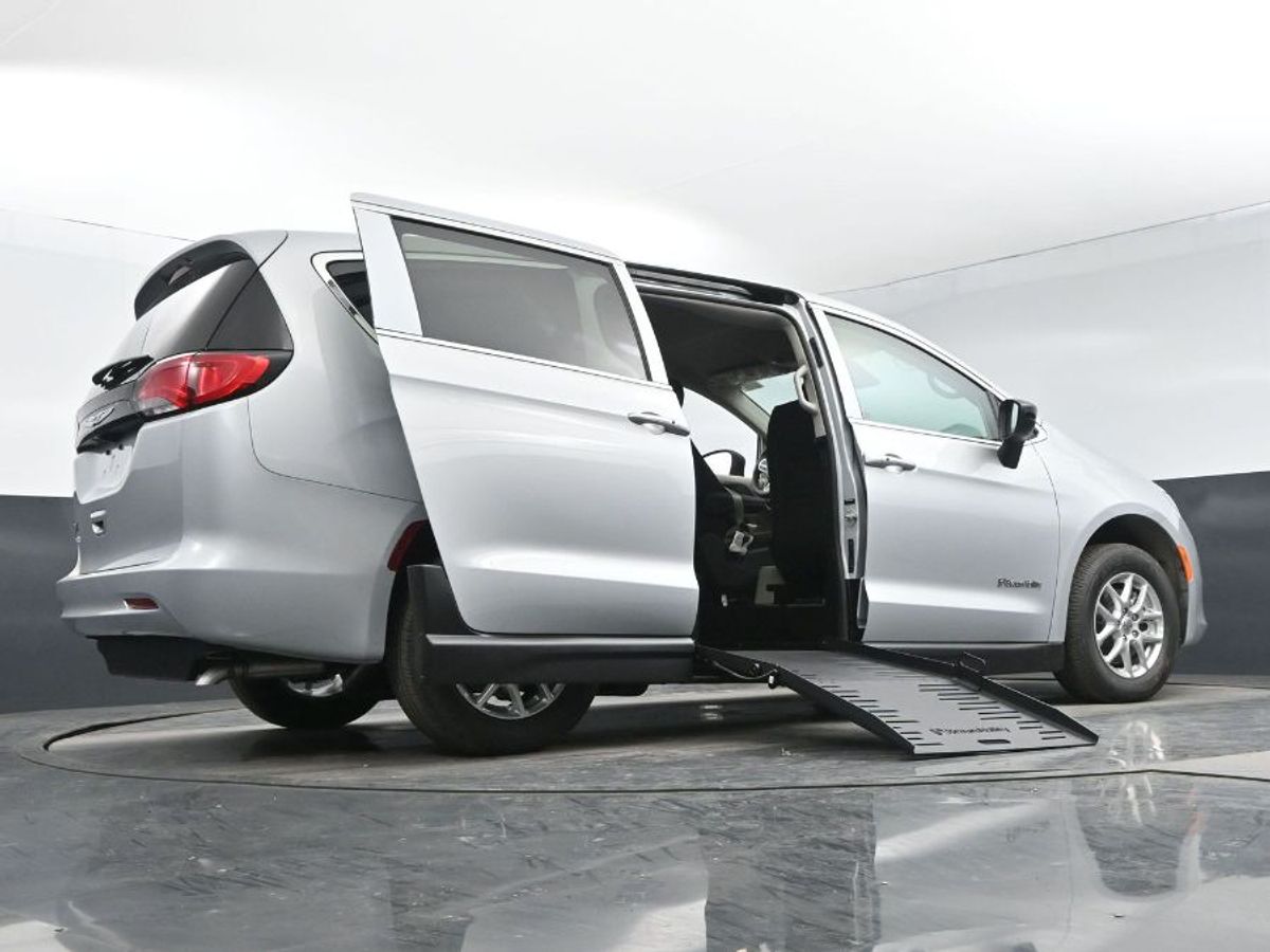 Silver Chrysler Voyager image number 10