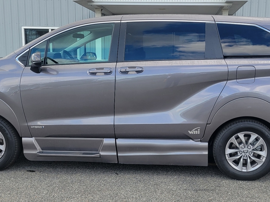 Grey Toyota Sienna image number 10