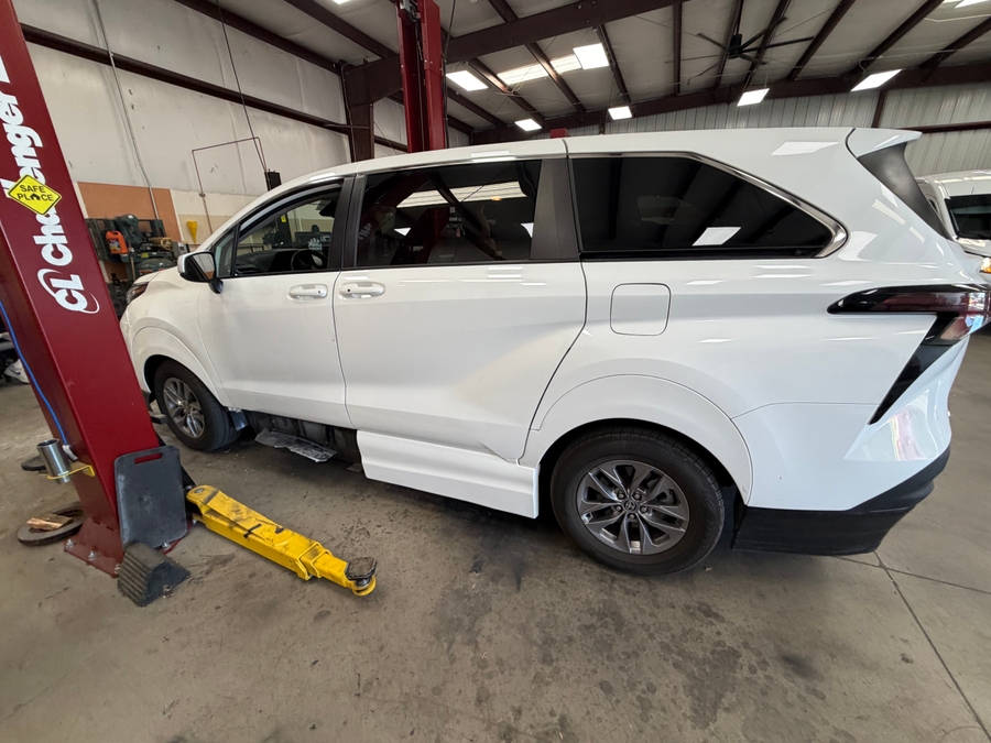 White Toyota Sienna image number 6