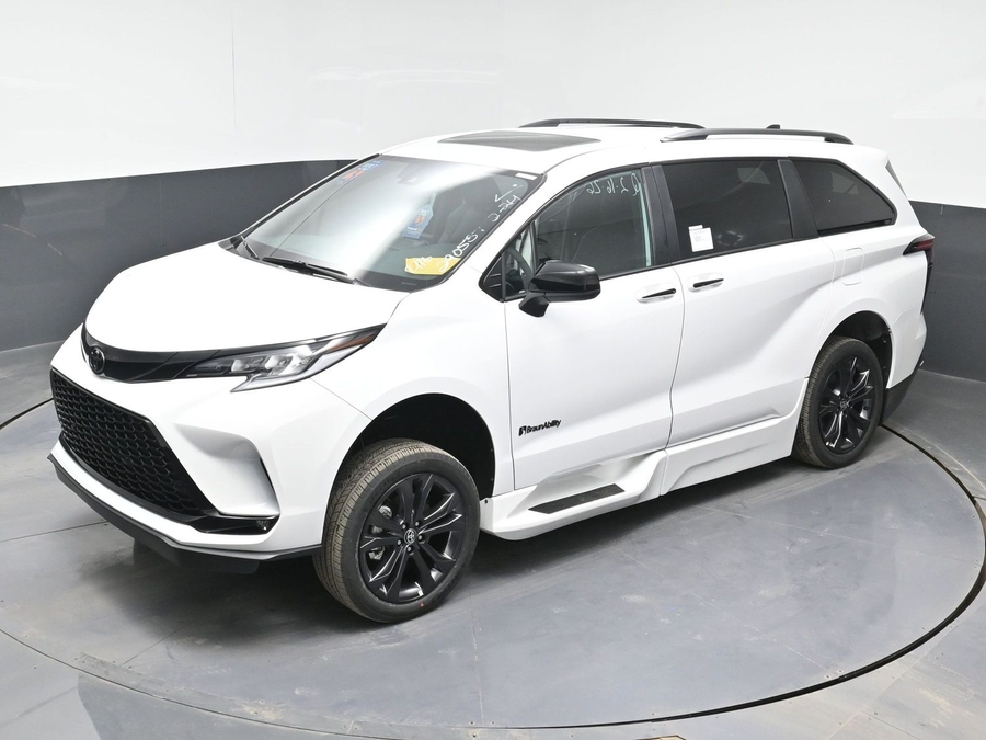 New 2026 Toyota Sienna Hybrid XSE Sport - BraunAbility Side Entry Fold Out Automatic Ramp