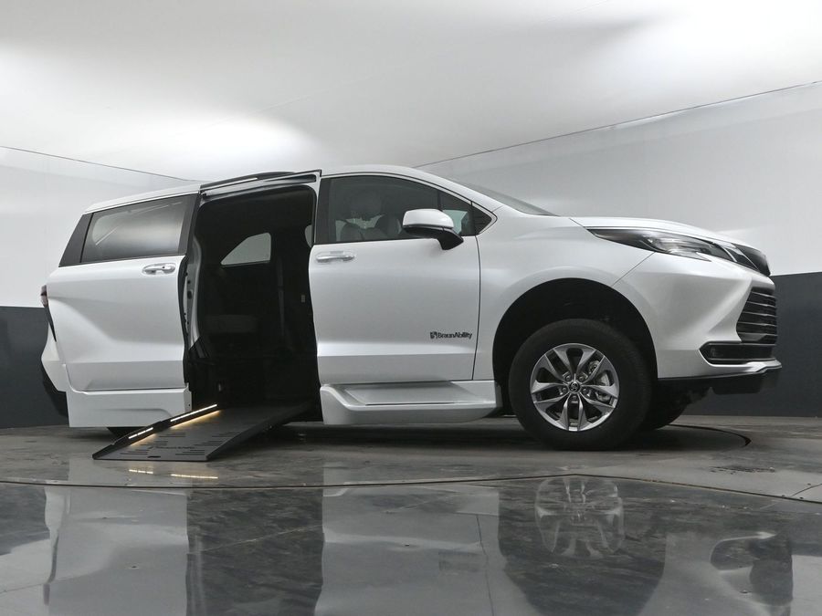 New 2025 Toyota Sienna Hybrid XLE Plus - BraunAbility Side Entry Entry Fold Out Automatic Ramp