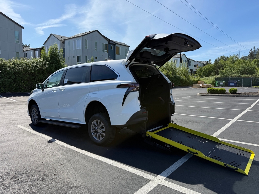 New 2026 Toyota Sienna Hybrid LE w swivel 2nd row - Vantage Mobility Commercial Rear Entry Entry Fold Out Manual Ramp