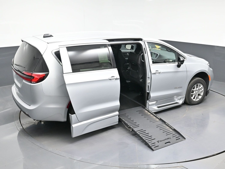 Silver Chrysler Pacifica image number 22