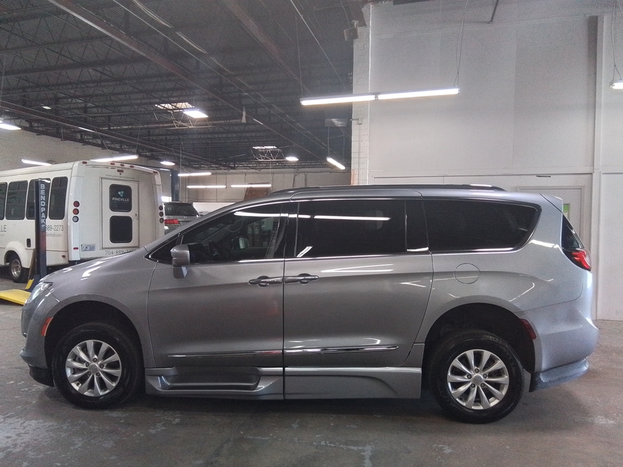 Silver Chrysler Pacifica image number 3