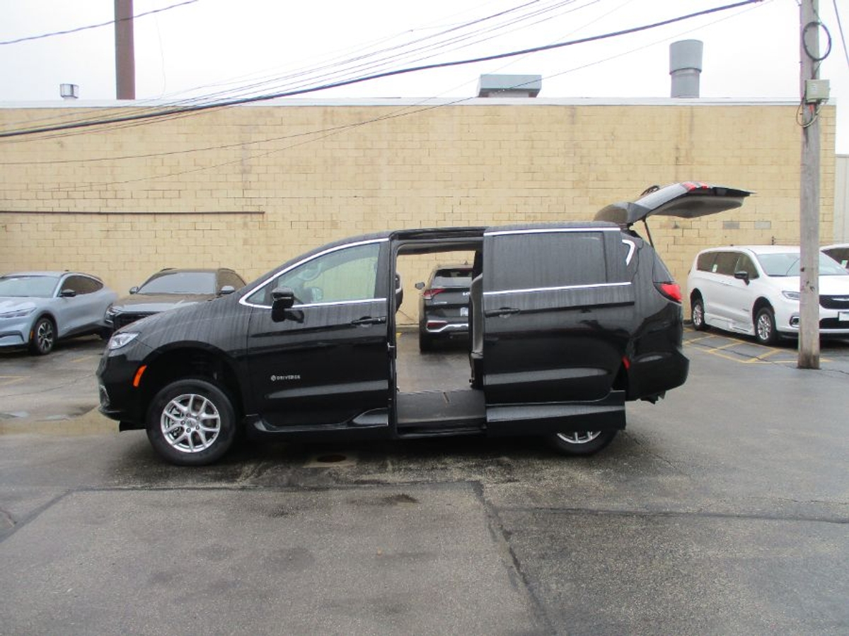 2024 CHRYSLER PACIFICA - Image 11