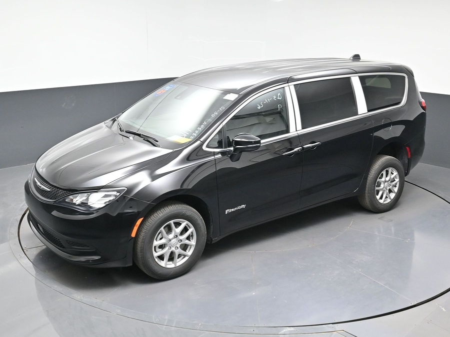 Black Chrysler Voyager image number 22