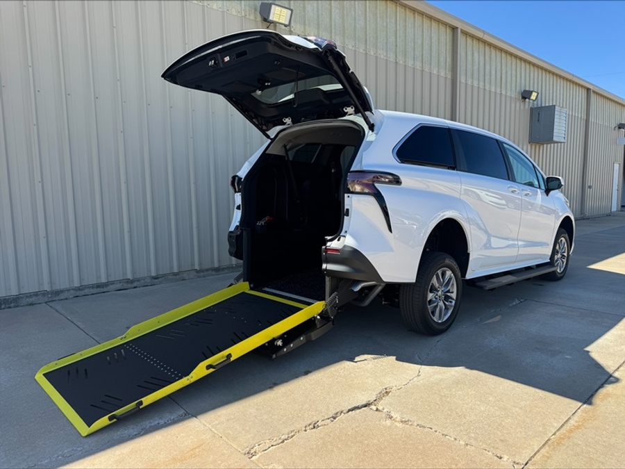 New 2026 Toyota Sienna Hybrid LE - Vantage Mobility Rear Entry Entry Fold Out Manual Ramp