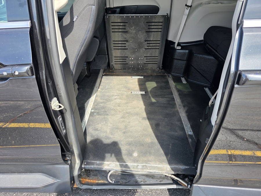 Black Chrysler Voyager image number 17