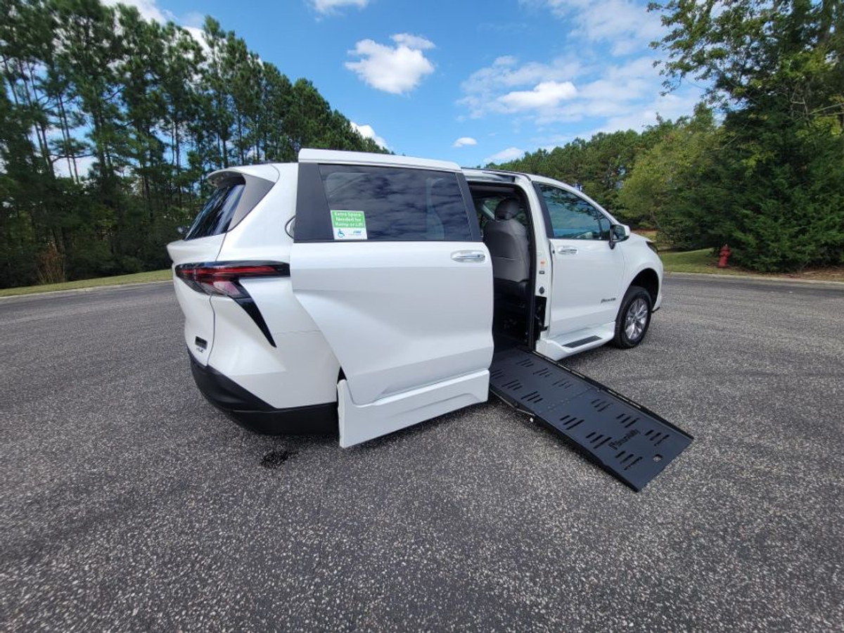 2025 TOYOTA SIENNA - Image 11