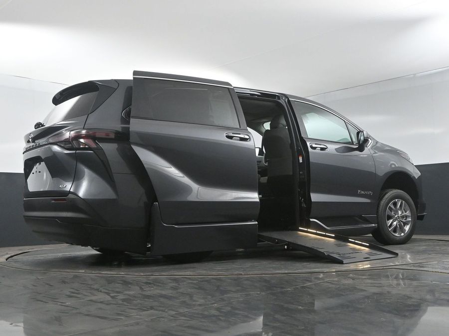 New 2025 Toyota Sienna Hybrid XLE Base - BraunAbility Side Entry Entry Fold Out Automatic Ramp
