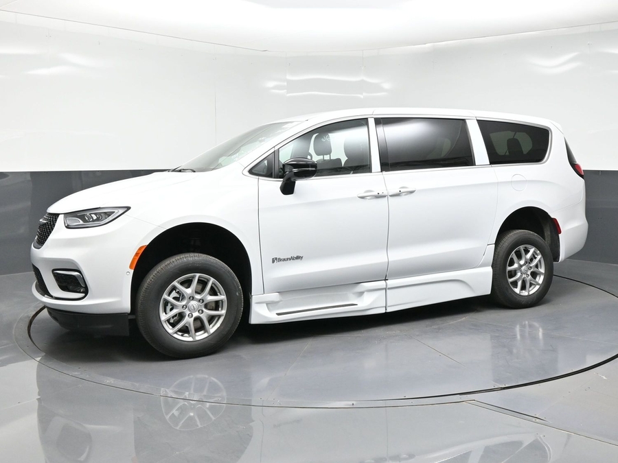 2026 Chrysler Pacifica's photo