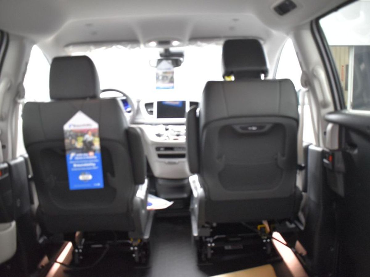 Silver Chrysler Pacifica image number 6
