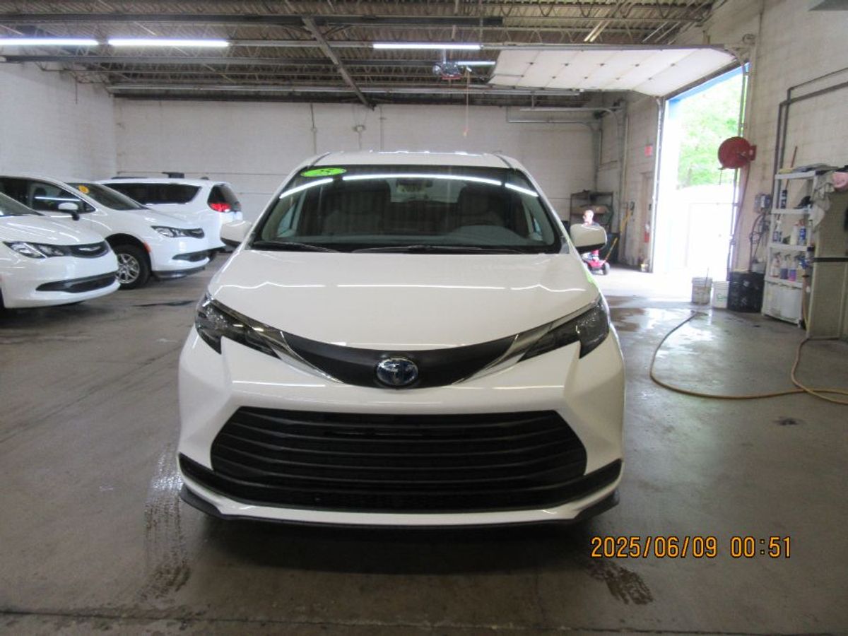 White Toyota Sienna image number 10