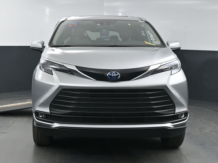 New 2025 Toyota Sienna Hybrid XLE Base - BraunAbility Side Entry Entry In Floor Automatic Ramp