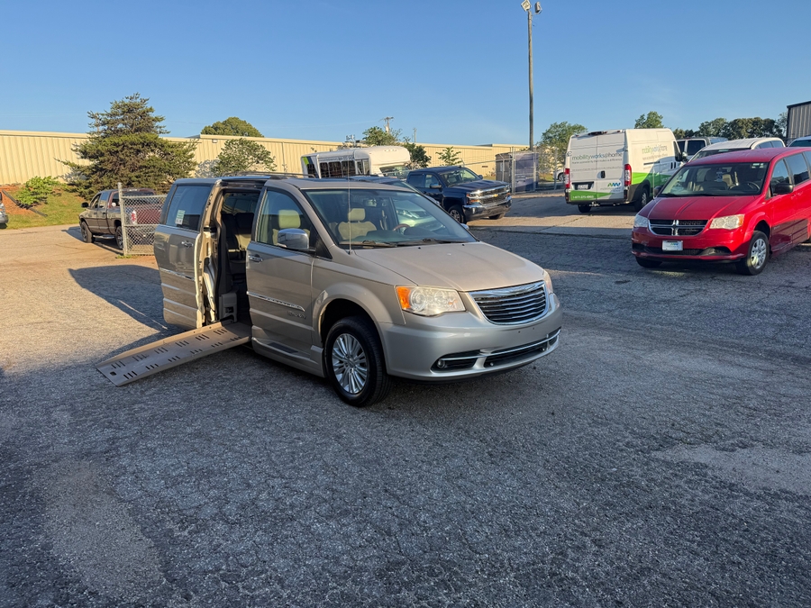  Chrysler Town and Country image number 8
