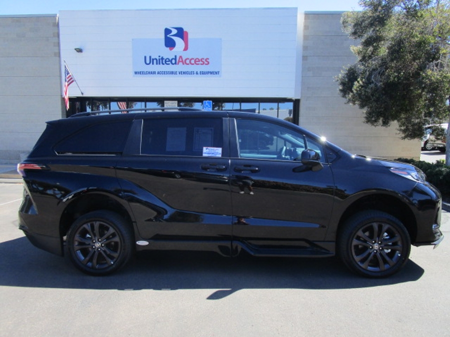 New 2025 Toyota Sienna Hybrid XSE Sport - BraunAbility Side Entry Entry Fold Out Automatic Ramp
