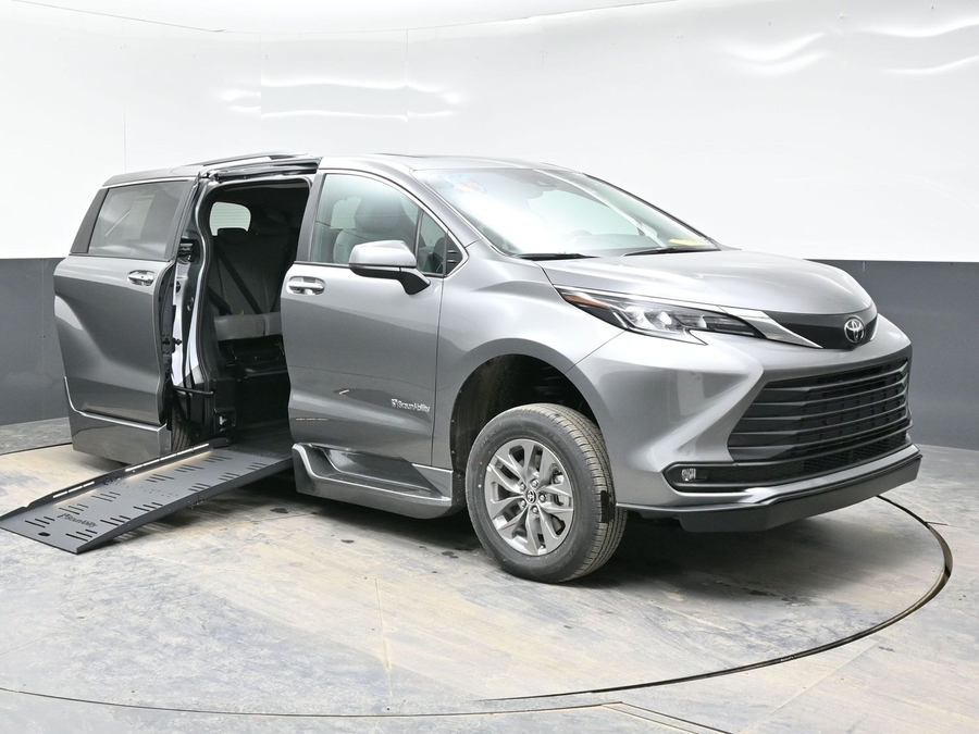 New 2026 Toyota Sienna Hybrid XLE Base - BraunAbility Side Entry Entry Fold Out Automatic Ramp