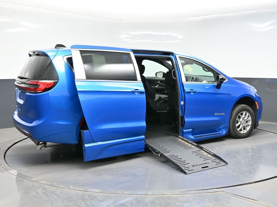 Blue Chrysler Pacifica image number 6